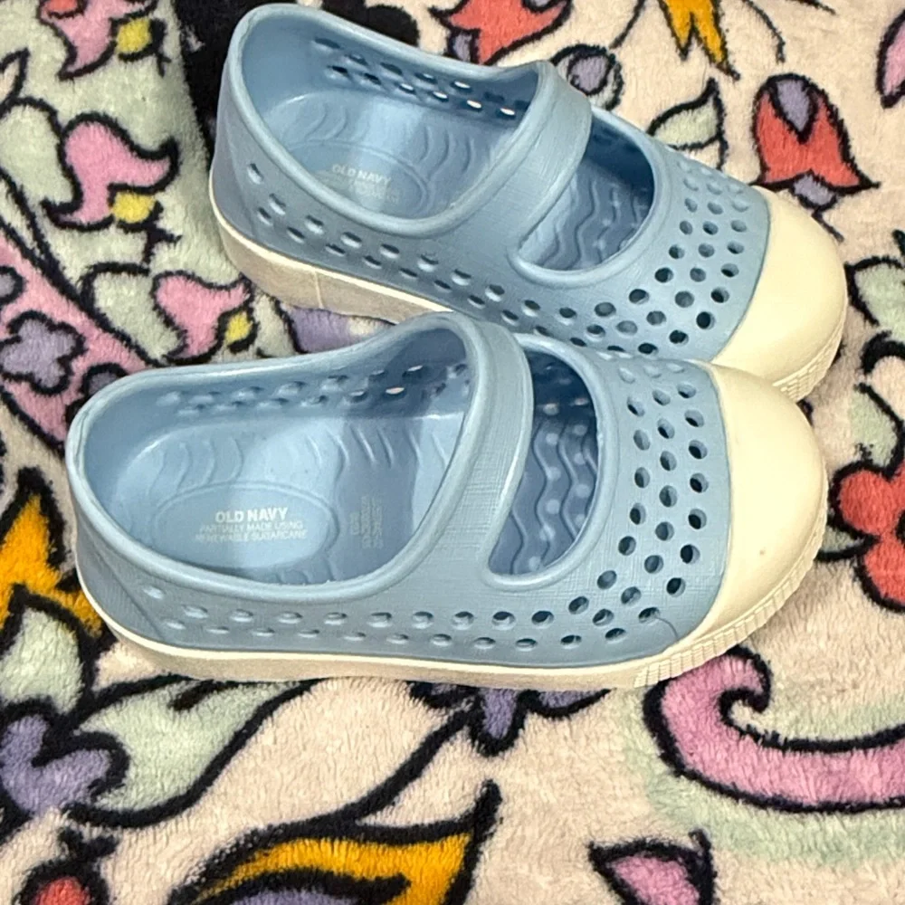 Old Navy Kids Light Blue and White Water Shoes